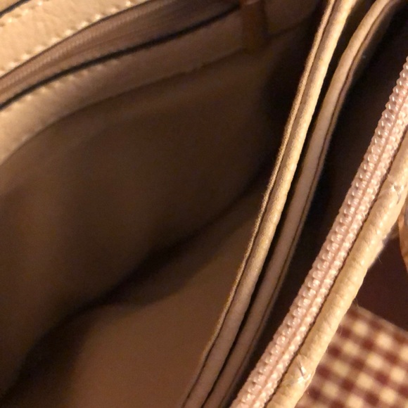 Cute quilted wristlet. Off white - Picture 2 of 3